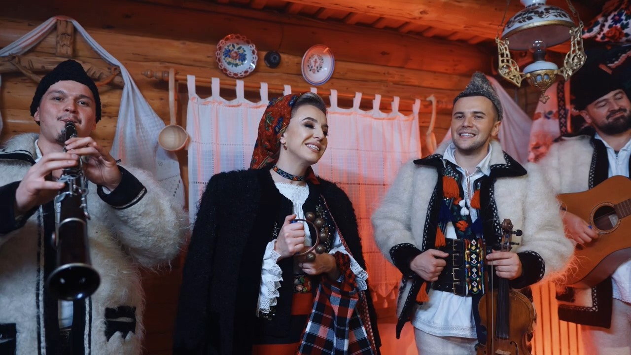 Nastacuța Iuga și Bogdan Bizau – Bucură-te gazdă bun 🔔 Versuri