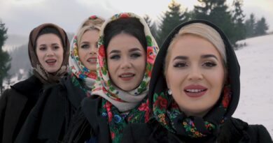 Suzana și Daciana Vlad, Iulia Bucur și Florina Oprea Sub fereastra la om bun Versuri