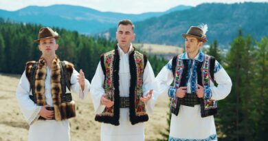 Feciorii Moldovei - Sună goarna și răsună Versuri