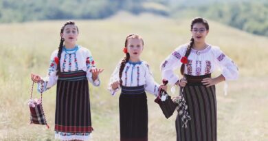Suntem fete din Moldova Versuri